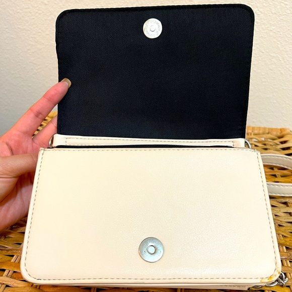 👻 2/$20 item! Forever 21‎ Cream Purse - Picture 4 of 7
